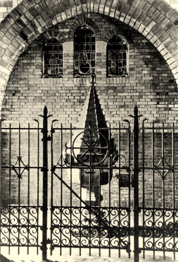 stadsparochiekerk doopvont 40er jaren coll. g.m. 600px